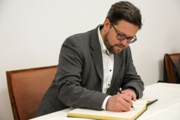 Bundestagsabgeordneter Lars Rohwer beim Eintrag ins "Goldene Buch" der Gemeinde Wachau