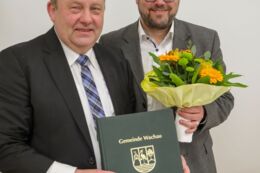 Veit Künzelmann und Lars Rohwer mit dem "Goldenen Buch" der Gemeinde Wachau