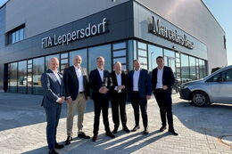 Betriebsleiter und Manager der beiteiligten Firmen stehen mit Bürgermeister Veit Künzelmann stehen vor dem neuen Gebäude der FTA GmbH in Leppersdorf