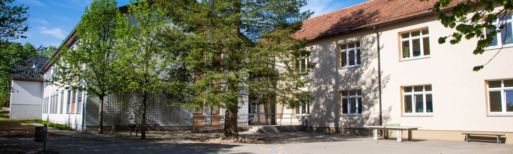 Grundschule und Schulhof in Wachau