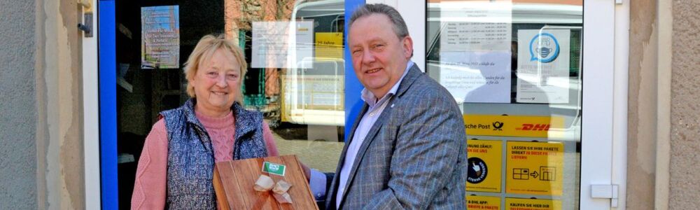 Bürgermeister Veit Künzelmann überreicht Brigitte Heinze ein Geschenk zum Eintritt in den Ruhestand.