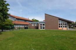 Kindergarten und Turnhalle in Leppersdorf