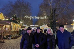 Bürgermeister Veit Künzelmann und Ortsvorsteher Jörgen Grahl mit den Gästen aus Berg Manuela Hugger und Helmut Grieb auf den Augustusmarkt in Dresden am 16.12.2024